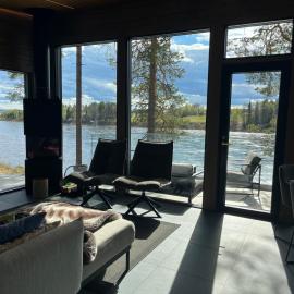Cottage in a great location along the Tornionjoki River、ペッロのホテル