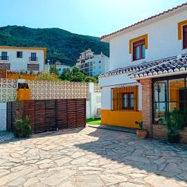 Casa Patio de Los Naranjos Piscina privada: Alcaucín'de bir otel
