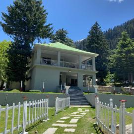 Walnut Cottage In Naran, хотел в Наран
