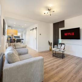 Spacious 3 Bedroom House Sleeping 6, Perfect for Families, Contractors & Group Stays, hotel in Northampton