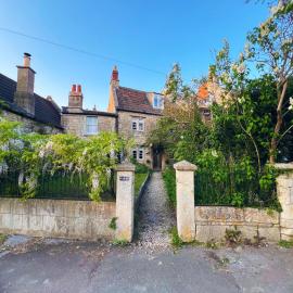 Four bedroomed 18th century cosy cottage three miles from Bath City Centre