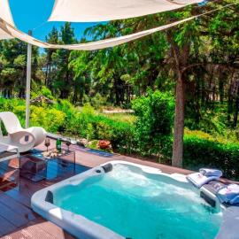 NeonChic Jacuzzi and Pool Villa, viešbutis mieste Sani Beach