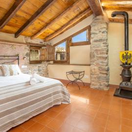 Casa histórica entre Girona y Francia, aire acondicionado, wifi, hasta 4 huéspedes, 2 baños completos, hotel in Besalú
