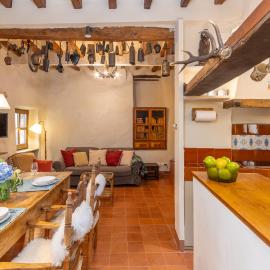 Casa medieval reformada en uno de los pueblos más bonitos de Girona, con aire acondicionado y Wi-fi