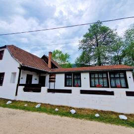 ZASE Sunrise Guesthouse, hotelli kohteessa Rimetea