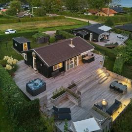 Bright Timber House With Outdoor Spa And Sea View, hotel a Sønderby