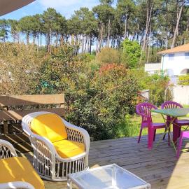 Grand lodge sous les pins avec jardin