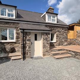 Luxury Farm Cottage with Hot tub & Beach View, Hotel in Llanfair