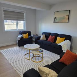 Cozy Irvine Creek Walk-Out Suite 10 mins to YEG, hotel em Nisku