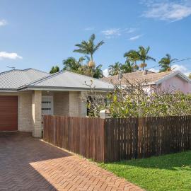 77 Roderick St Moffat Beach QLD, hotel u gradu Kalundra