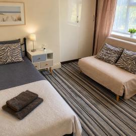 The Loft Retreat 3BR Apartment for 7 Guests, hotel u gradu Slau