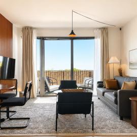 Bay View Designer 2BR - Best Location with Balcony, Gym, and Terrace - Sleeps 6, Hotel in Milwaukee