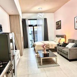 Cozy studio apartment in Dubai JVC، فندق في دبي