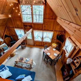 Hikers Cabin with fireplace 10 minutes to Acadia 1 dog