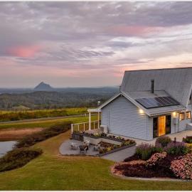 Maleny Chalet with Spectacular Glasshouse Mtn Views, viešbutis mieste Maleny