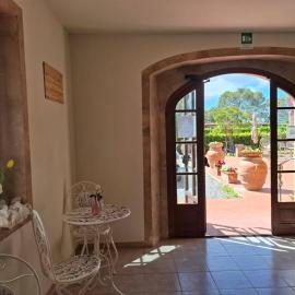 Borgo Pomaia Resort Appartamenti Piscine Ristorante e Sala Convegni, hotel v destinácii Pomaia