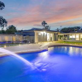 'Poolside Family Retreat' by HolidayCo، فندق في Berkeley Vale
