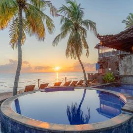 Paradise Palm Beach Bungalows and Dive Center, hotel di Tulamben