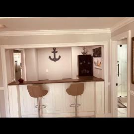 Entire space & family vacation home, מלון בMastic