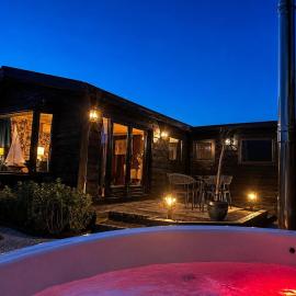 Het huisje aan het water in Loosdrecht Hottub & Sauna – hotel w mieście Loosdrecht
