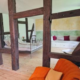 Große Ferienwohnung 160qm in einzigartigem historischen 700 Jahre altem Gebäude, hotell i Hardegsen