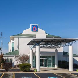 Motel 6 Dale, Indiana Near Holiday World and Splashing safari#Central Time #I64 Highway – hotel w mieście Dale