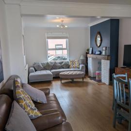 Spacious 3 bed house near beach!، فندق في لوستوفت