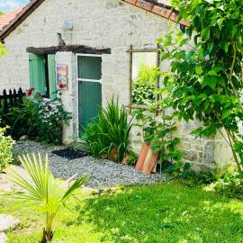 Maisonnette de charme indépendante avec jardin, hotel in Nanteuil-en-Vallée