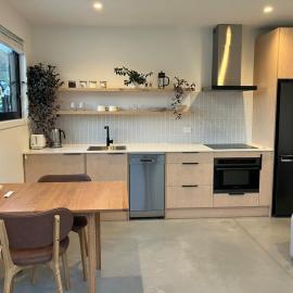Modern, Cosy Apartment in Peaceful Area with Mountain Views, hotel in Queenstown Airport