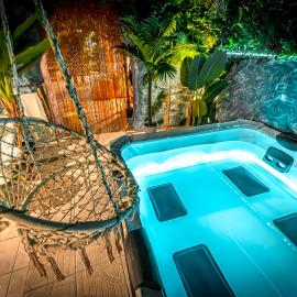 Jungle Caverne- spa privé, logement atypique, hotel i Albertville