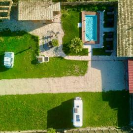 Camping Pliska - vacation rooms, camping and caravaning, hotelli kohteessa Pliska