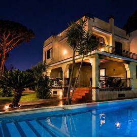 Villa SOLE di AMORE - POOL PRIVATE LARGE 100 M 2 - Beach 950m -Center 500 m - ROME & AIRPORT 39 km, hotel in Anzio