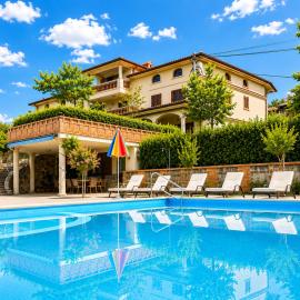 Villa Nona with swimming pool, hotel en Dornberk