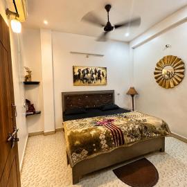 Divine Solace GF3 Luxury 2BHK Homestay near Sangam, Prayagraj, hotel u gradu Prayagraj