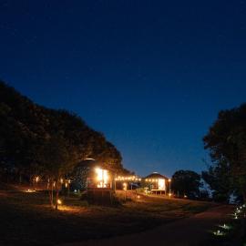 Yourte au coeur des chevaux, hotel in Saint-Mesmin