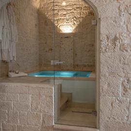 Aqua Suite - Stone Spa - A Few Minutes from Polignano, Monopoli & Alberobello – hotel w mieście Castellana Grotte