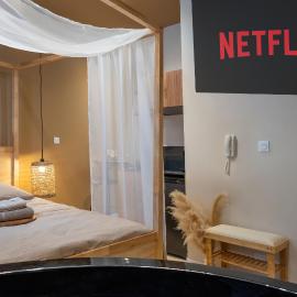 Love Room avec Jacuzzi - Le cocon caché, Hotel in Bressuire