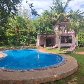 Premier Guest Lodge and Airport Shuttle Services, hotel v mestu Harare