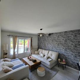 Comfort & serenity in downtown modern 3-bedroom apartment, hotel in Avoine