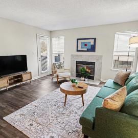 Bright and Spacious 2BR with King Bed, Pool, Gym Near UAB & Hospitals, hotel in Homewood
