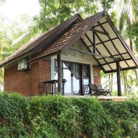 Aji fruit farm cottage peaceful lakeside farm stay with sunrise views 02 โรงแรมในแอมบิลิปิติยา