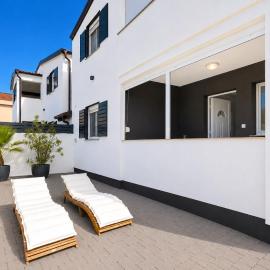 Apartments ROSINI, 300m from the beach with shared tavern and bikes, Nin, hotel a Nin
