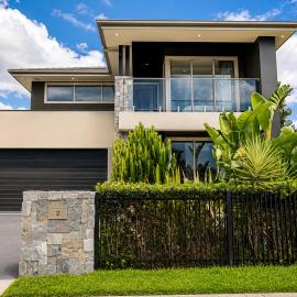 Luxury 4BR Retreat with Pool & Private Spa Bath, hotel en Marsden Park