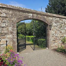 Wells Self Cater Garden House 3 Bedrooms Sleeps 8, hótel í Wexford
