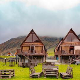 Kazbegi 4 side cottages – hotel w mieście Stepancminda