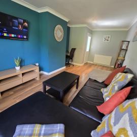 2ndHomeStays- Willenhall-A Serene 3 Bed House with a Garden View-Suitable for Contractors and Families-Sleeps 9 - 7 mins to J10 M6 and 21 mins to Birmingham, hotel in Willenhall