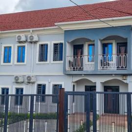 Teebiz Apartments, hotell i Ago Iwoye