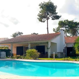 Verdizela Pool & Barbecue Villa – hotel w mieście Corroios