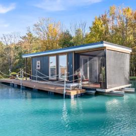 Tiny House Boat on a Tiny Lake Retreat, hotel en Brackney