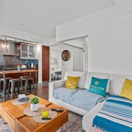 1 Bedroom Condo CN Tower View Balcony in Downtown Toronto